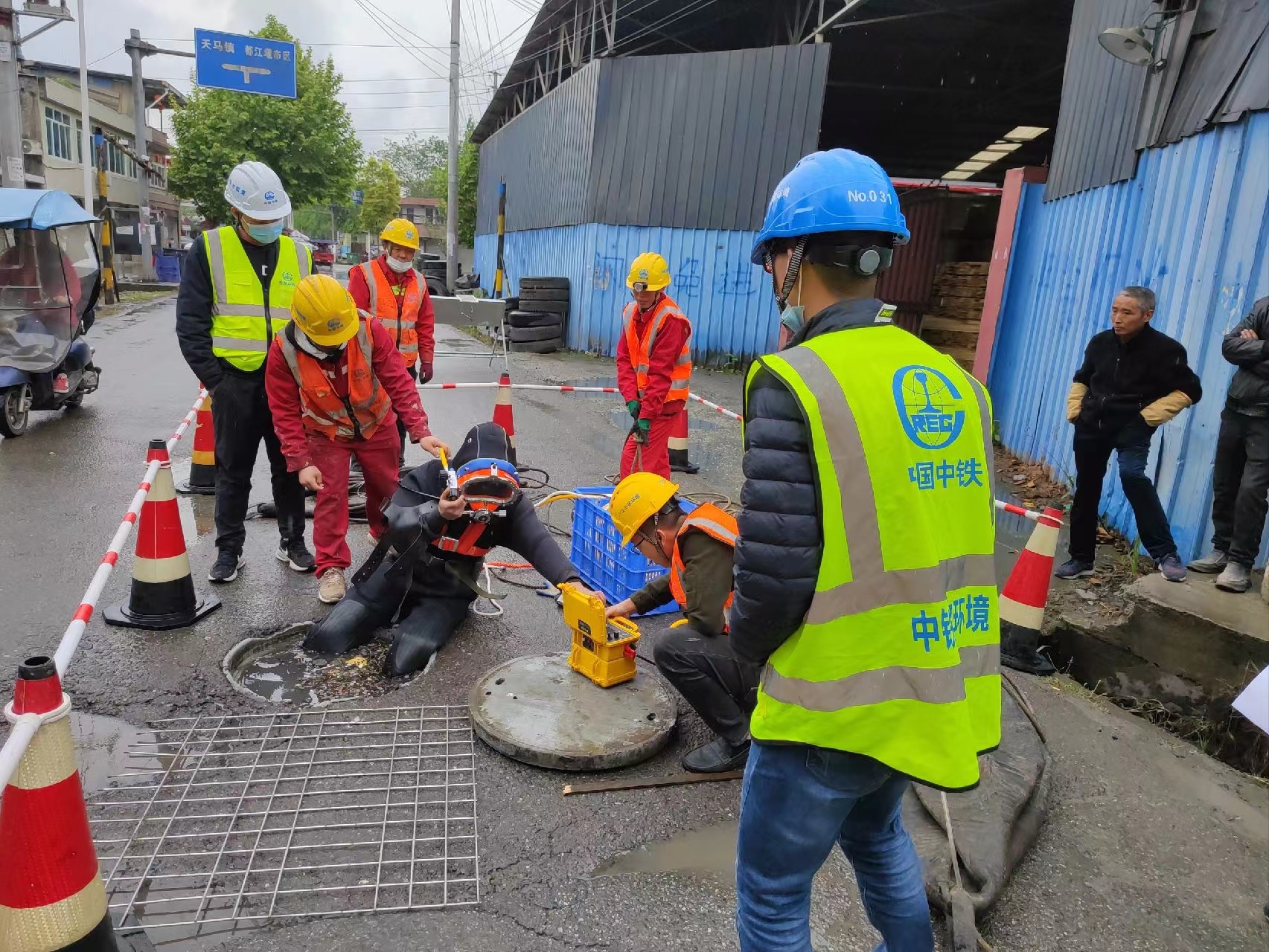 南充市人大常委会调研市政排水管网雨污分流改造工作(图2)